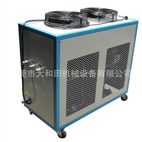 冷水機在安裝時的現(xiàn)場